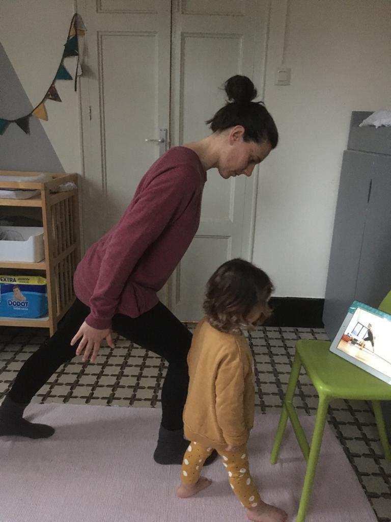 Adriana fent hipopressius dirigits online per Origen Salut.