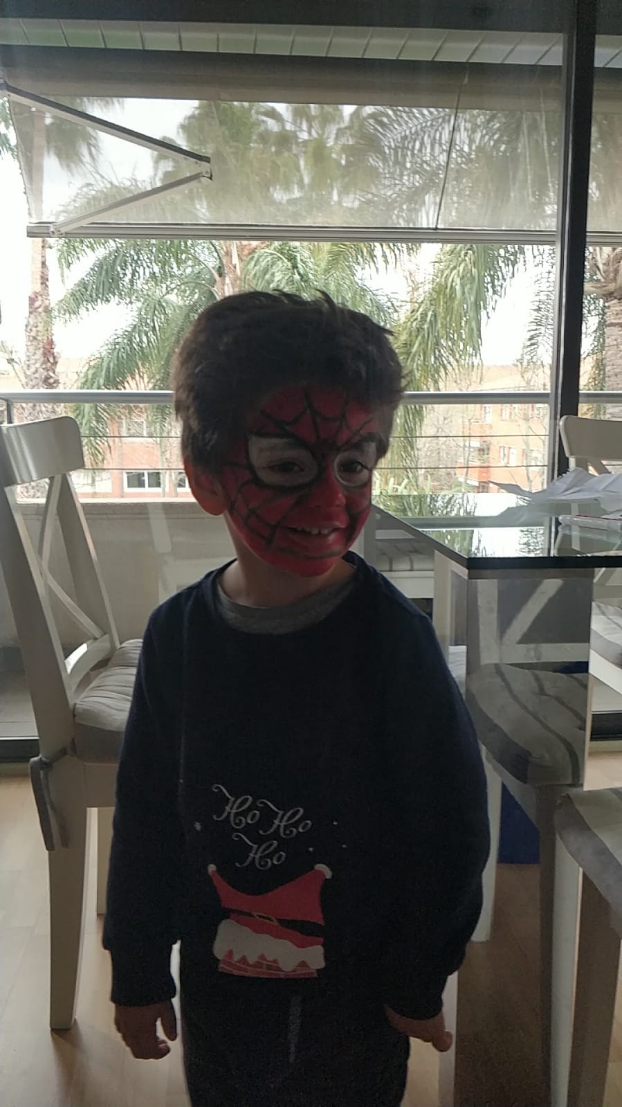 Fent gimcanes de proves divertides a casa.