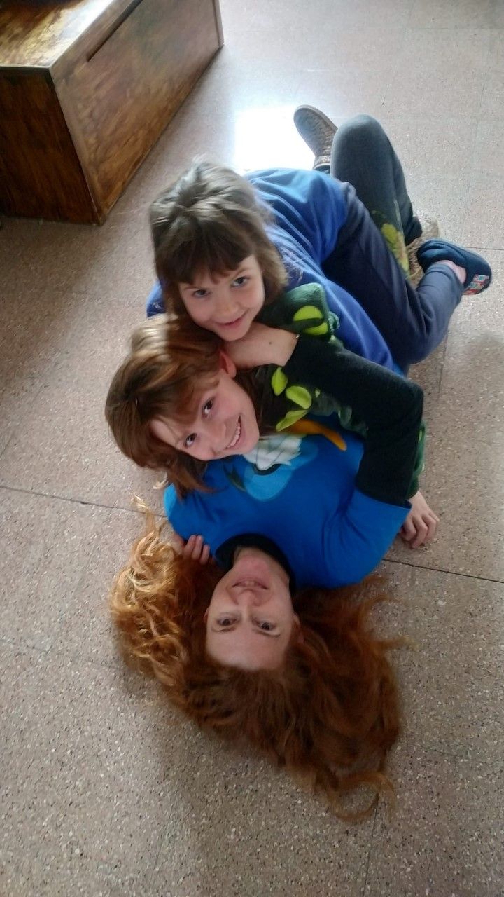 L'Eli intentant fer pilates.