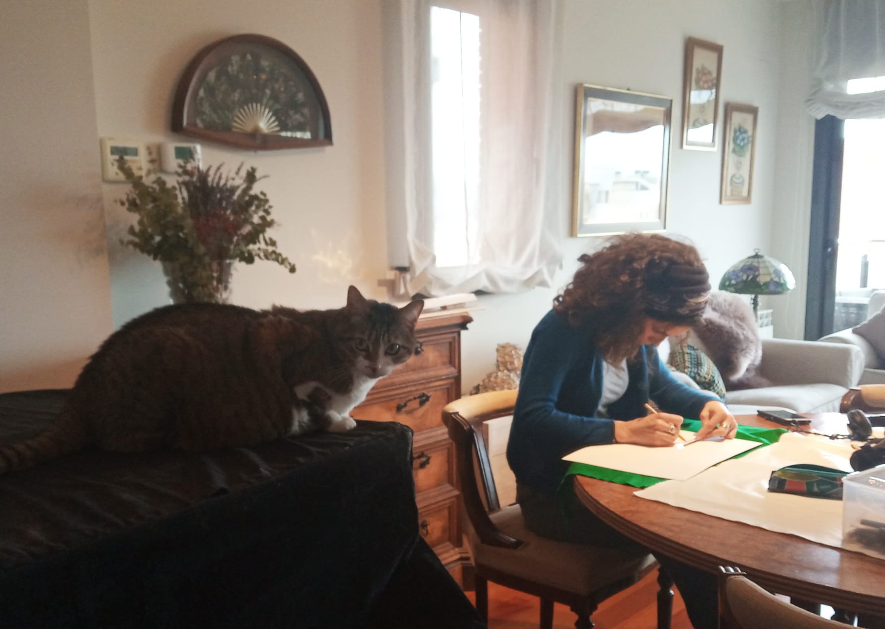 Marta dibuixant a casa.
