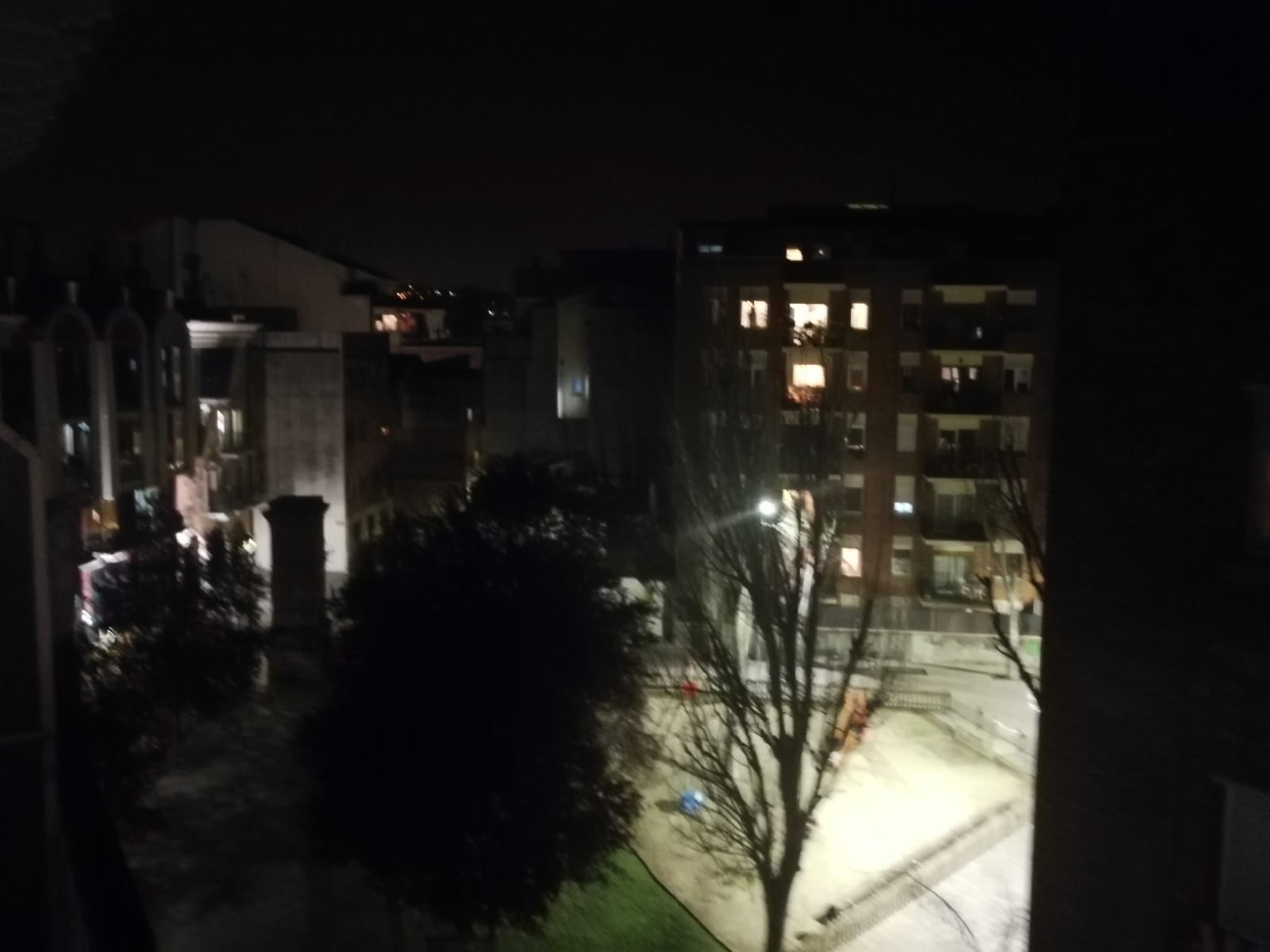 La cassolada s'ha fet a les 21 hores, coincidint amb el discurs de Felip VI. FOTO: Bernat Millet