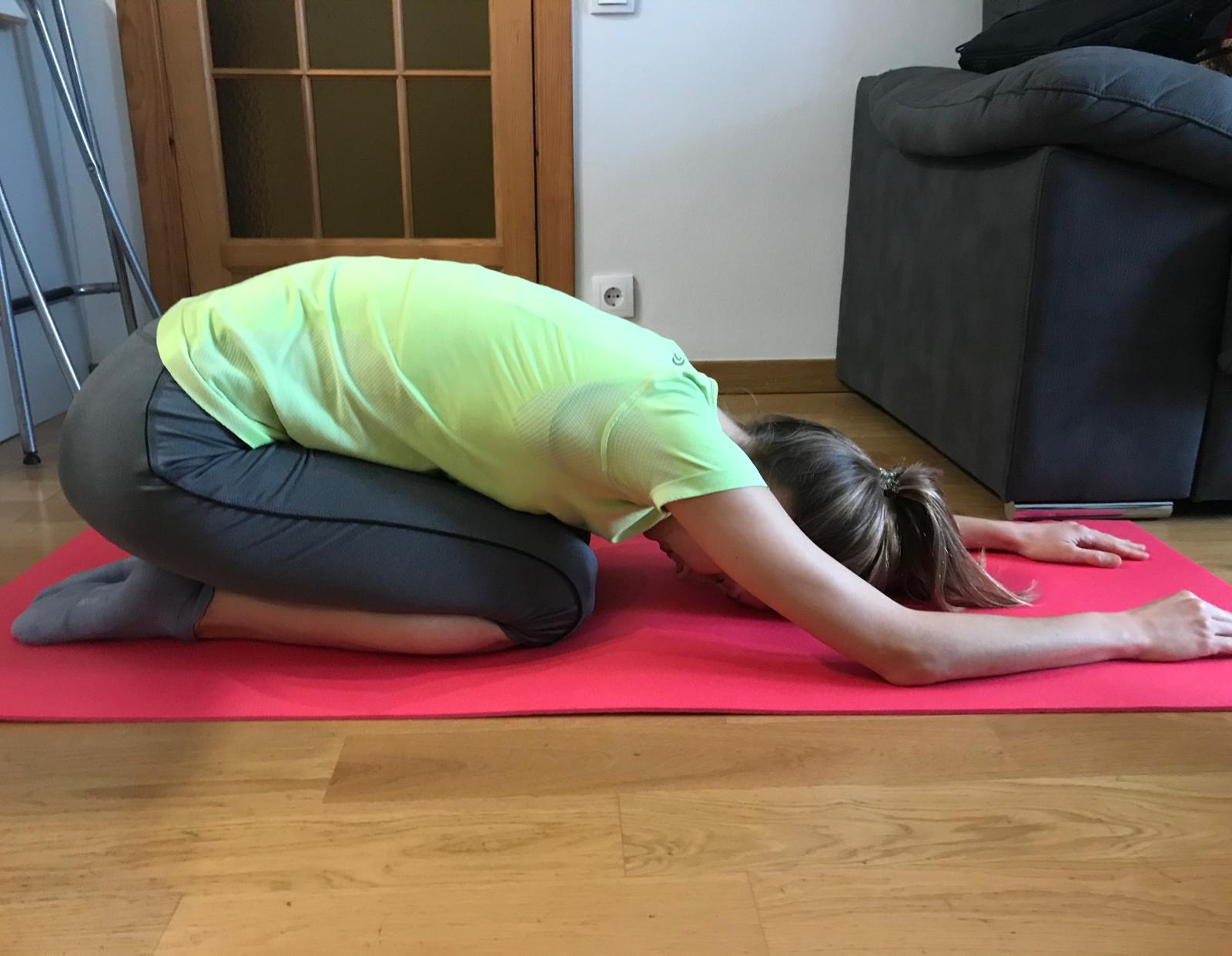 Deixem caure el pes sobre els talons i allarguem els braços per sobre del cap.