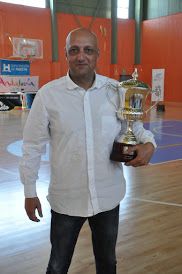 Dani José amb un dels trofeus dels campionats assolits amb la base del Snatt's Femení Sant Adrià en el ser darrer cicle. FOTO: Cedida