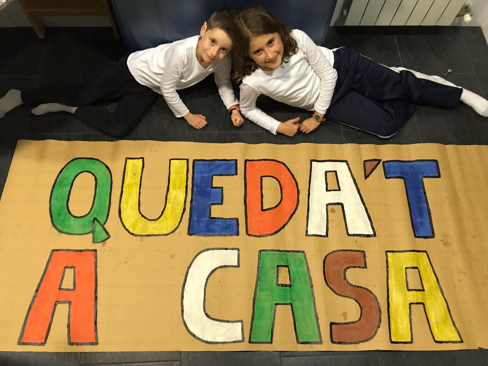 Els nostres fills Ona i Biel van estar el diumenge fent la pancarta. Avui ja la tenim penjada a la terrasa.