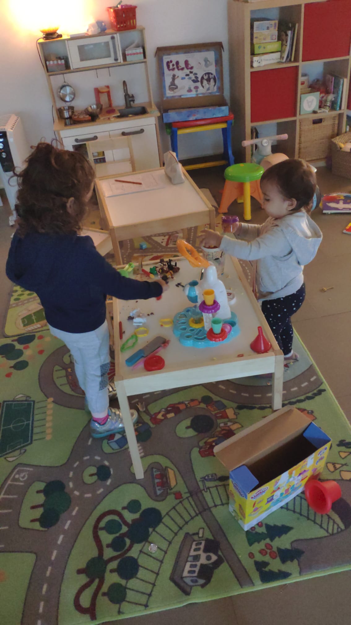 Jugant junts sense parar.