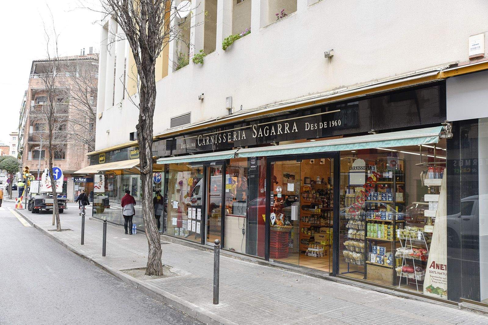 Els carrers s'han buidat però les botigues d'alimentació continuen oferint servei FOTO: Bernat Millet