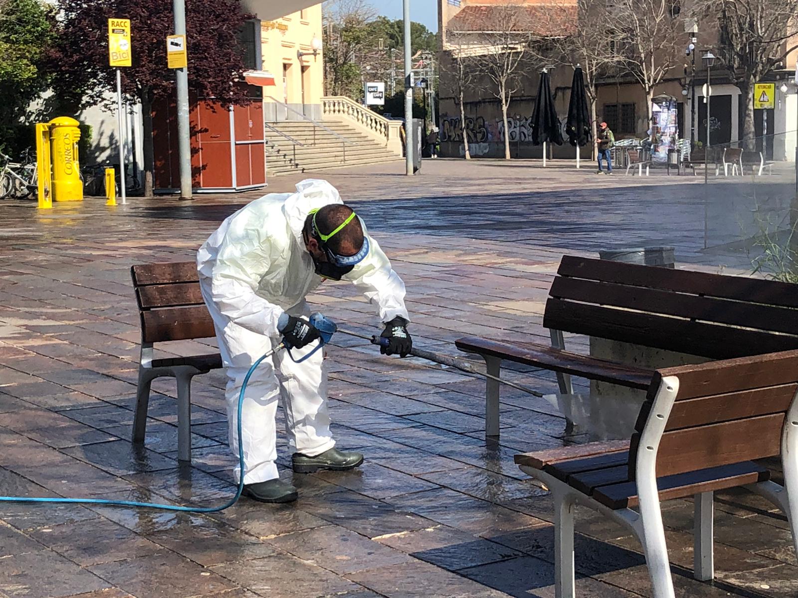 Desinfecció d'uns contenidors a Sant Cugat