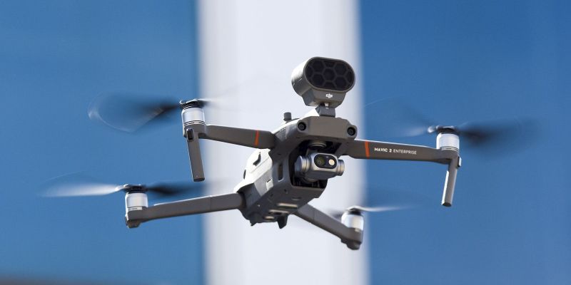 Un dron sobravola Sant Cugat amb el missatge que no es pot sortir al carrer FOTO: Bernat Millet 