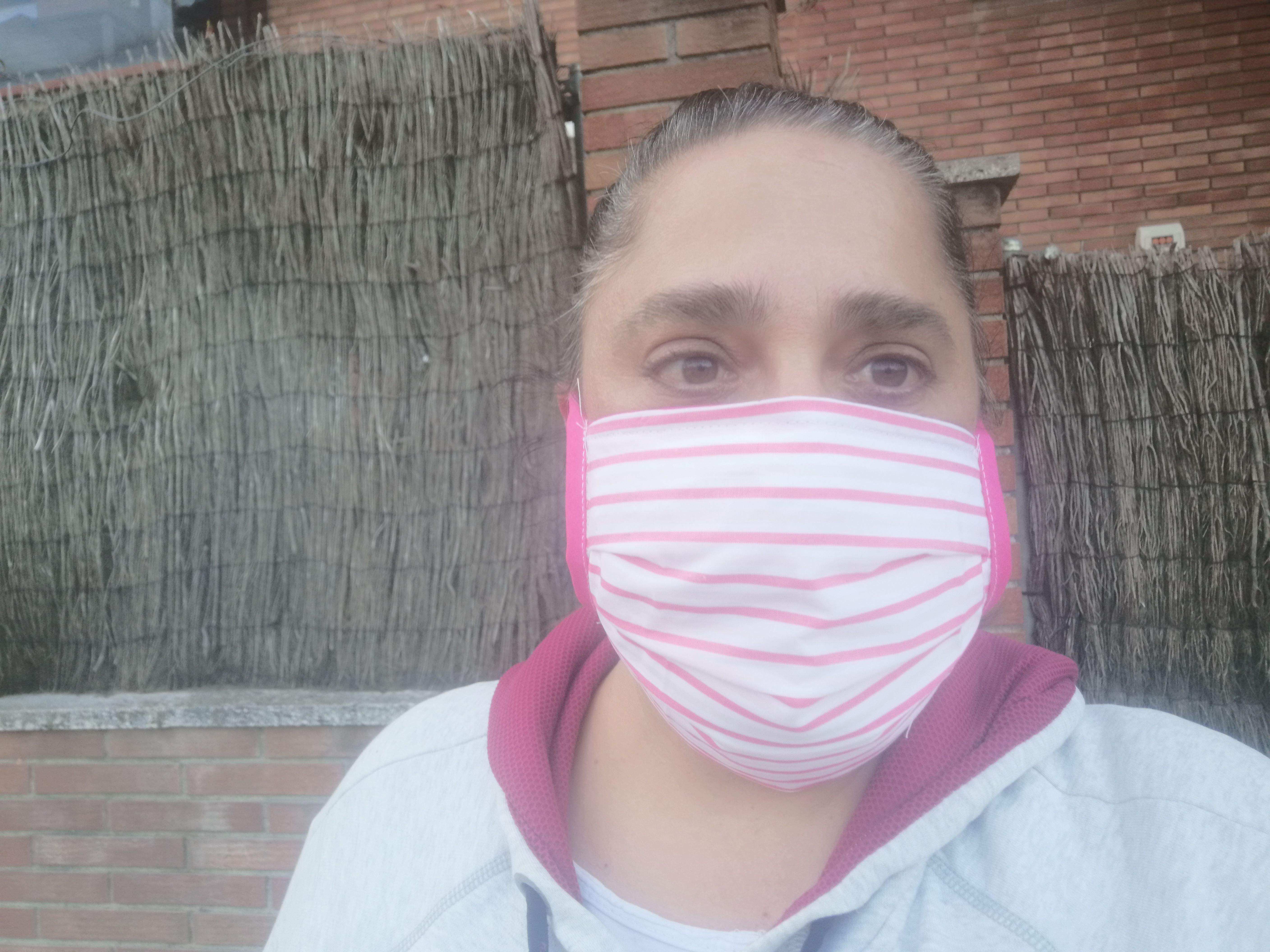 Carmen Cabezas, amb una de les mascaretes que elabora. FOTO: Cedida