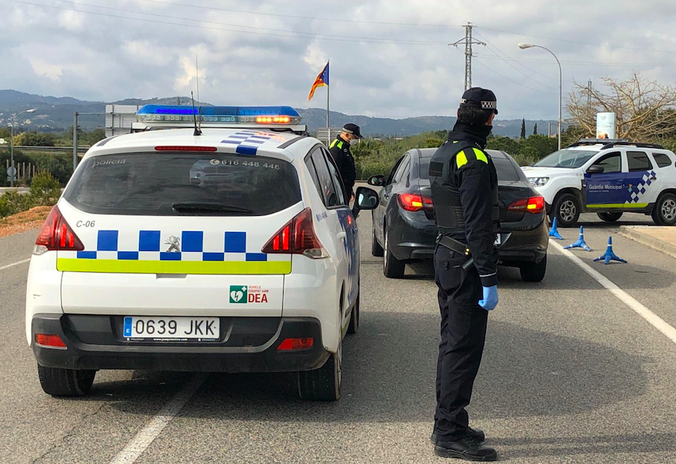 Agent policials fent controls per evitar desplaçaments no permesos. FOTO: ACN