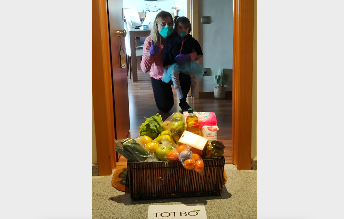 Moment del lliurament de la cistella als guanyadors, gentilesa de TOT BO, i valorada en 75 euros.