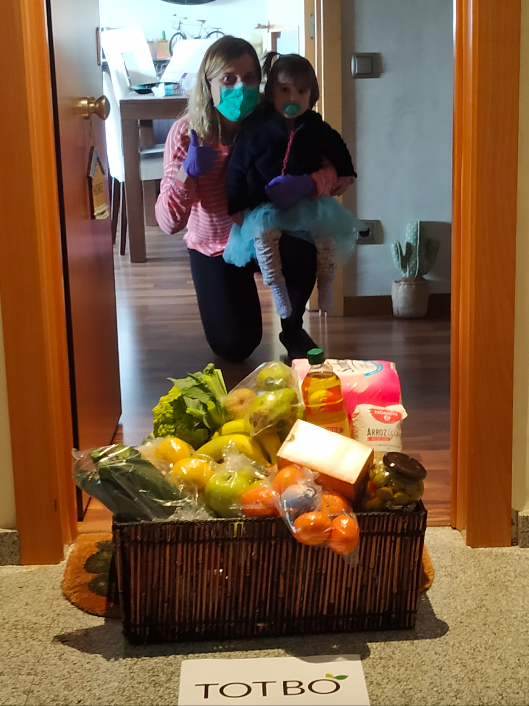 Moment del lliurament de la cistella gentilesa de TOT BO i valorada en 75 euros.