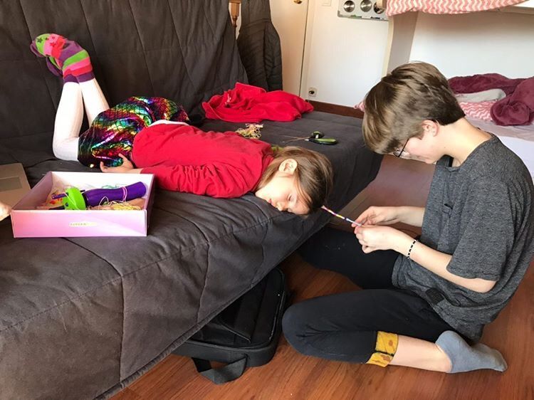 La meva filla gran (17) pentinant a la meva filla petita (5) que s'ha quedat dormida