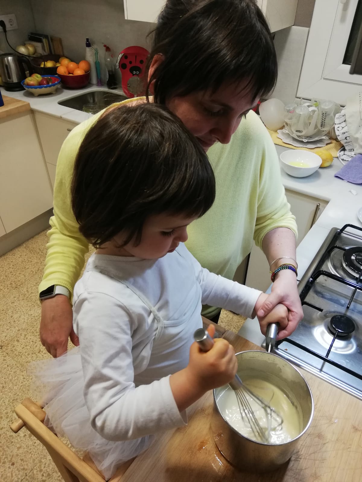 Tots a casa. La Roser fent la crema de Sant Joesp.