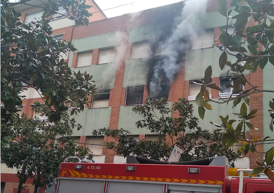 Foc en un edifici a l'avinguda de Cerdanyola. FOTO: Cedida