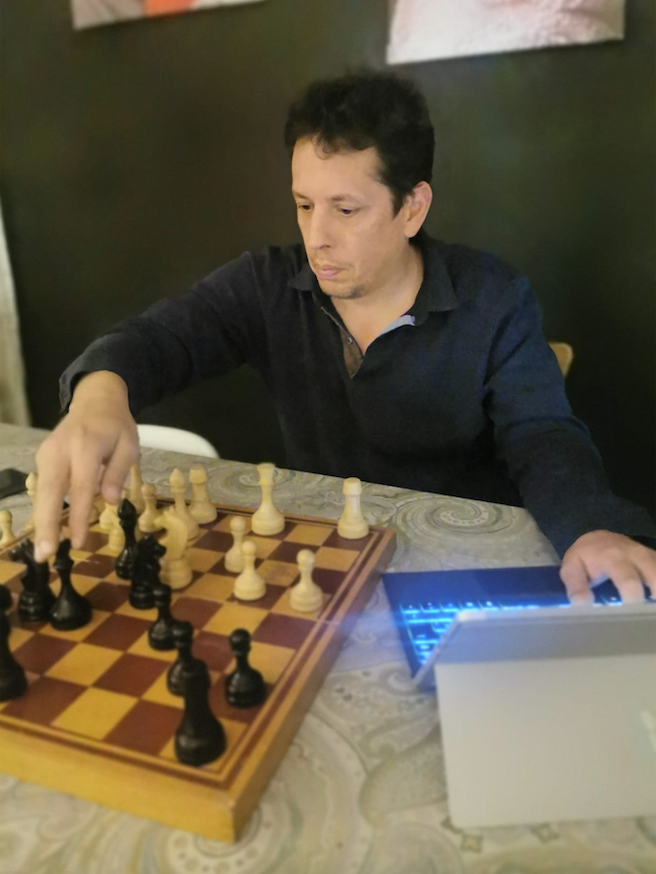 Cristian Barceló, del CE Sant Cugat, realitzant una partida d'escacs des de casa. FOTO: Cedida