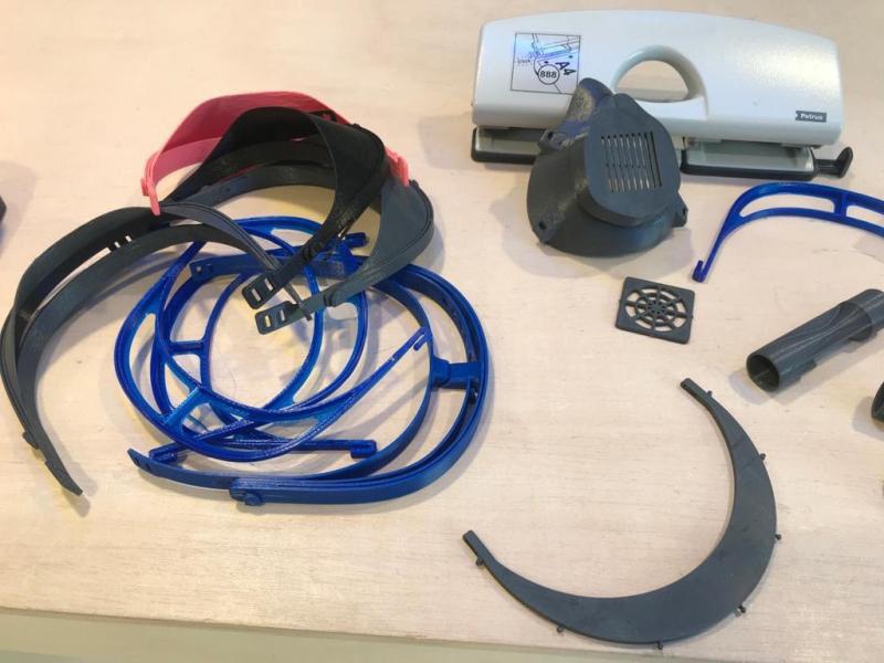 Peces de les viseres elaborades pel FabLab. FOTO: @ElenaVilaGomez