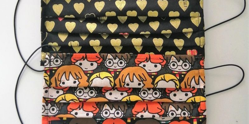 Mascaretes per a personal sanitari fabricades per Robin Hat. FOTO: Cedida