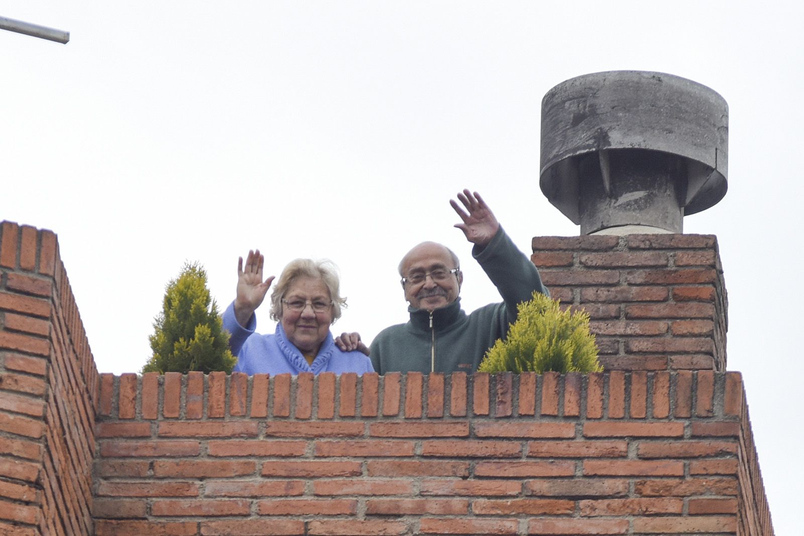 La Josefina Jiménez i el Martín Vivancos, a la terrassa del seu pis FOTO: Bernat Millet