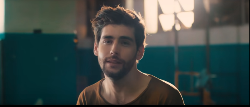 Fragment d'un vídeoclip d'Álvaro Soler