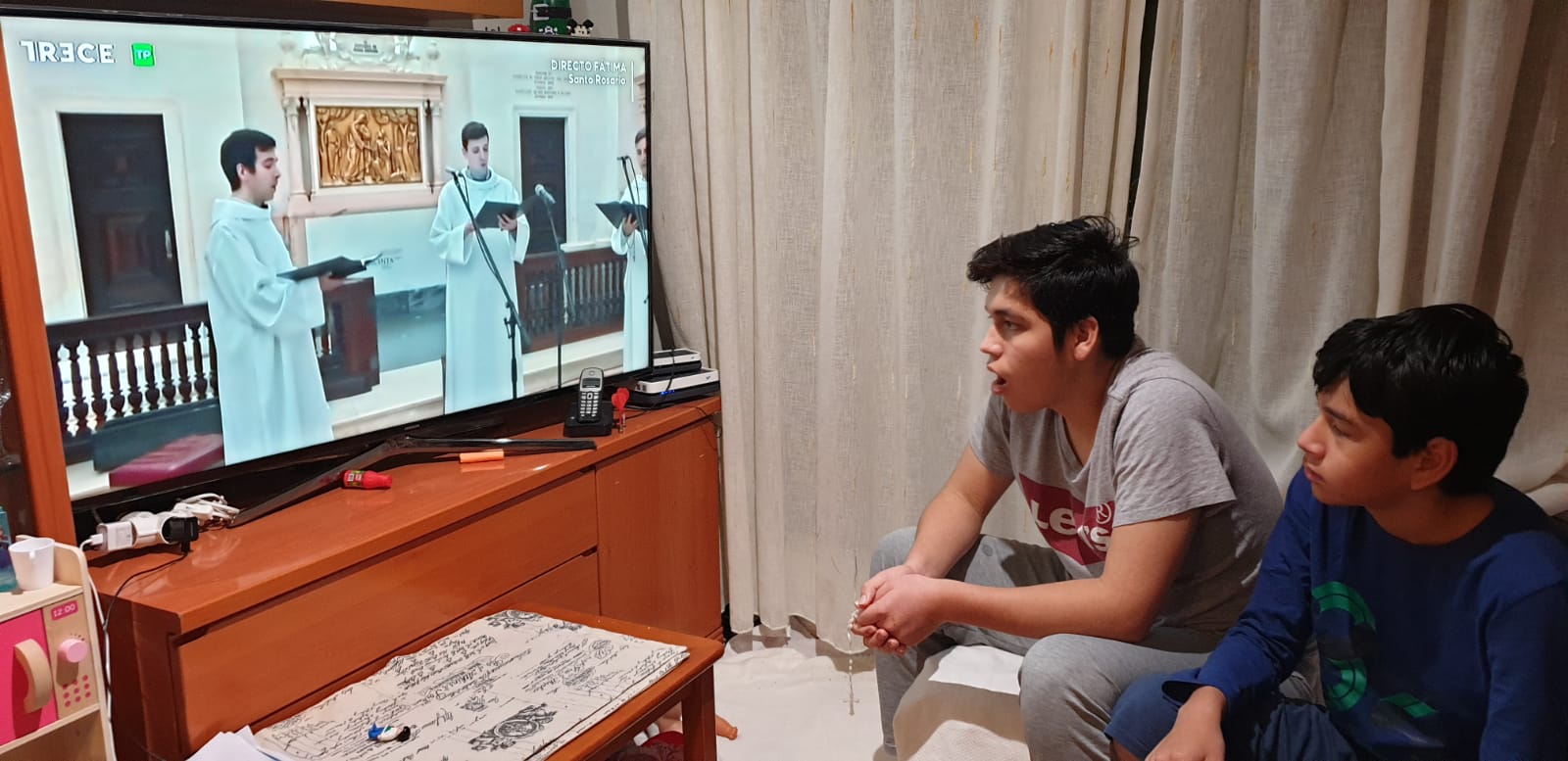 Resando el Rosario del colegio Pinar.