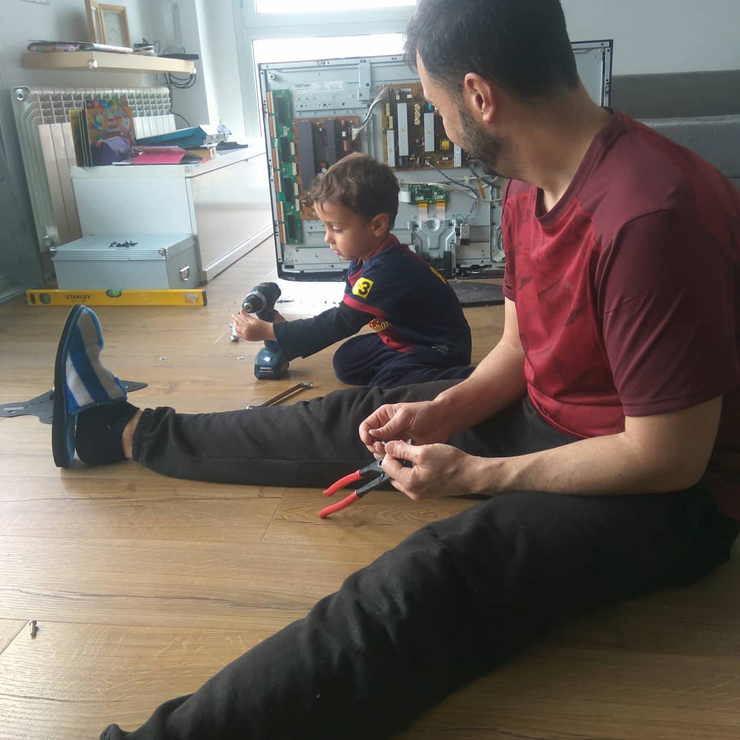 Fent bricolatge amb els petits.