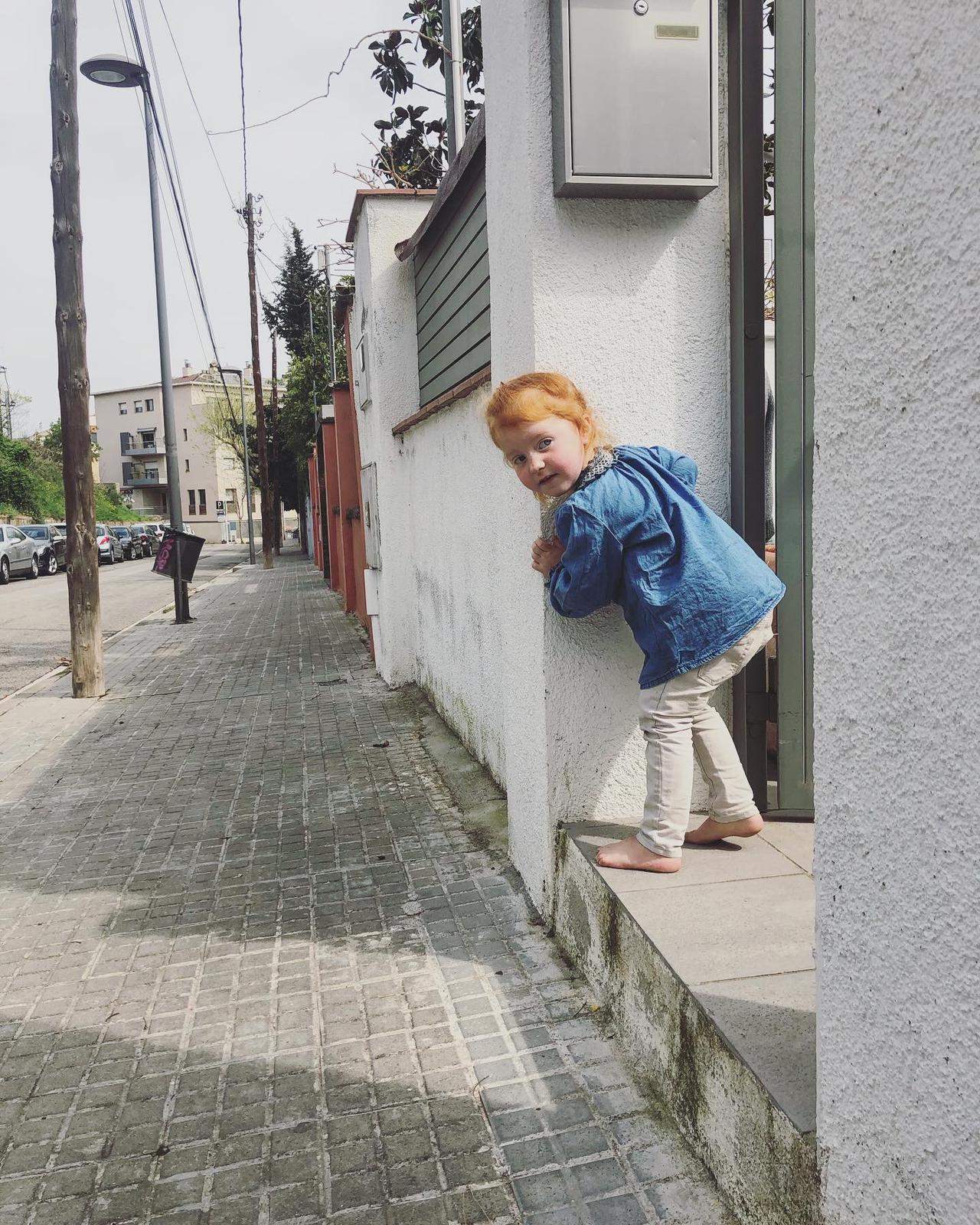 Mirant al carrer des de la porta de casa.