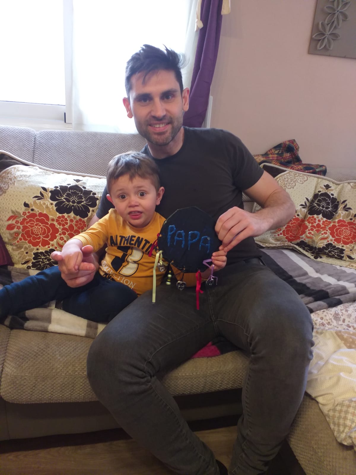 Fent manualitats amb el pare.