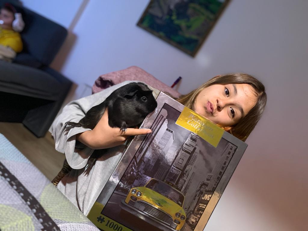 Eider fent un puzzle amb l'ajuda de la seva cobai !!!!