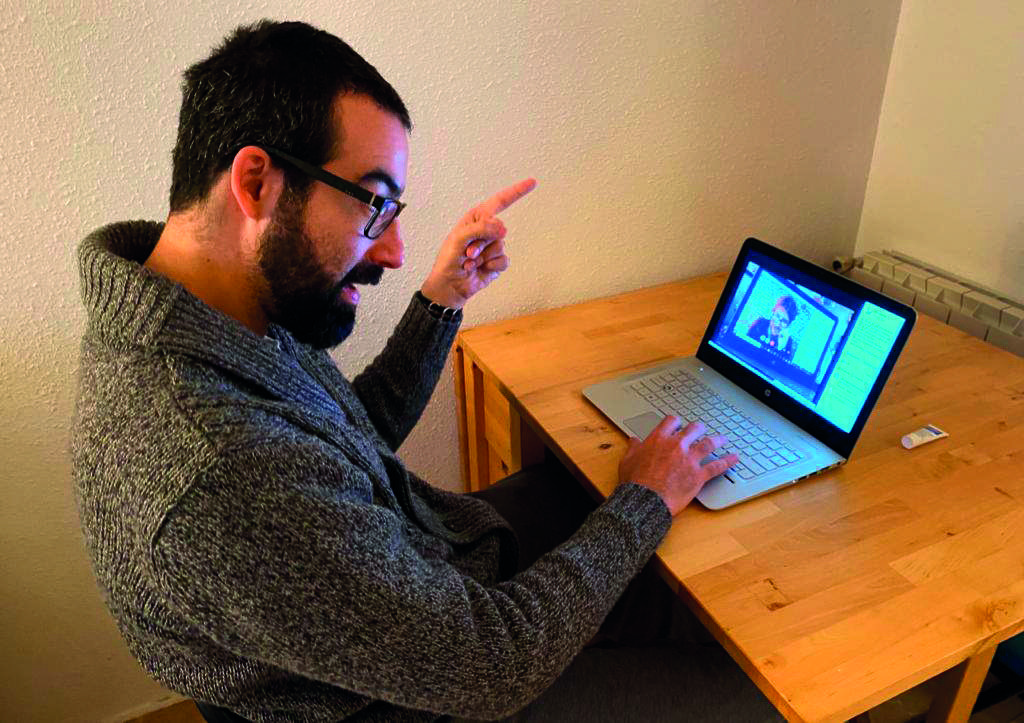 JR. Armadàs fa classes d'idiomes a distància. FOTO: Cedida