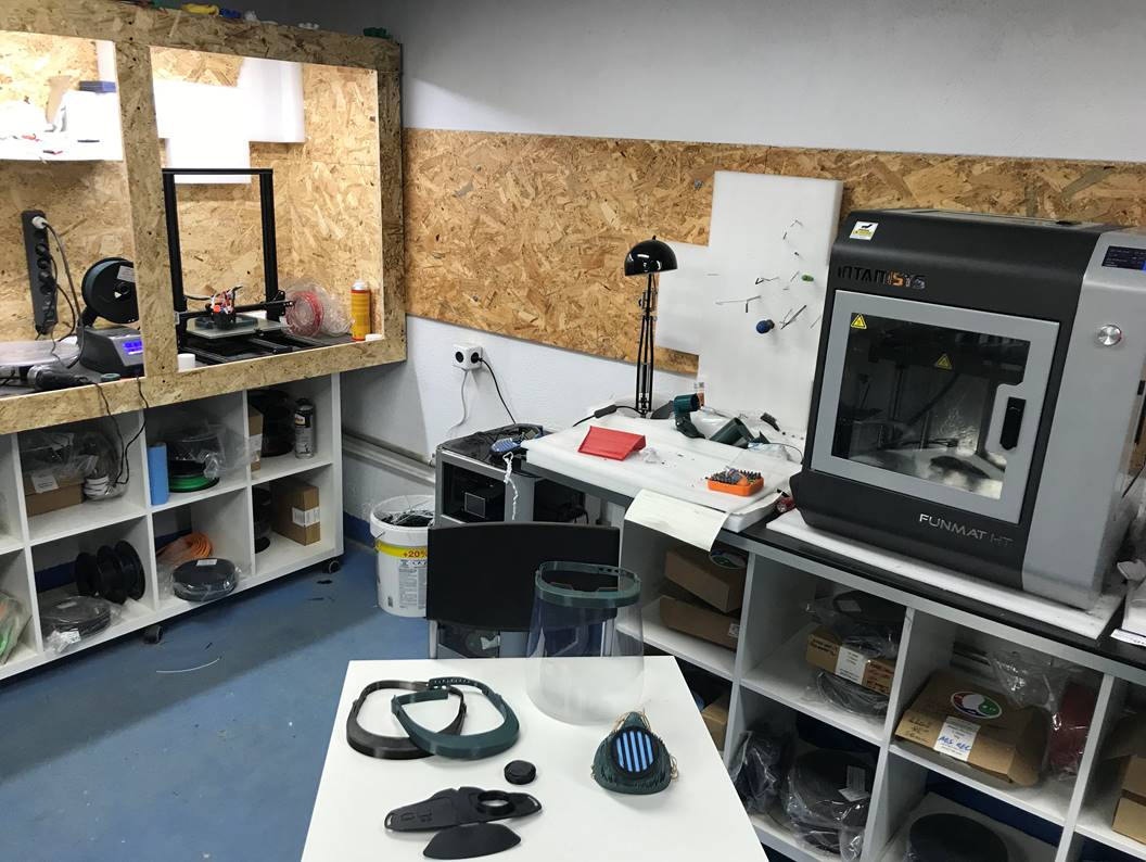 Màscares i pantalles elaborades per Makerlab CreaNova. FOTO: Cedida