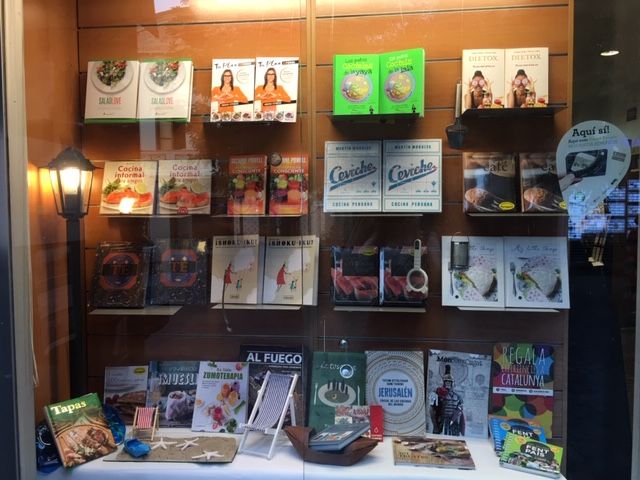 Aparador de la llibreria Alexandria a Sant Cugat. FOTO: Cedida