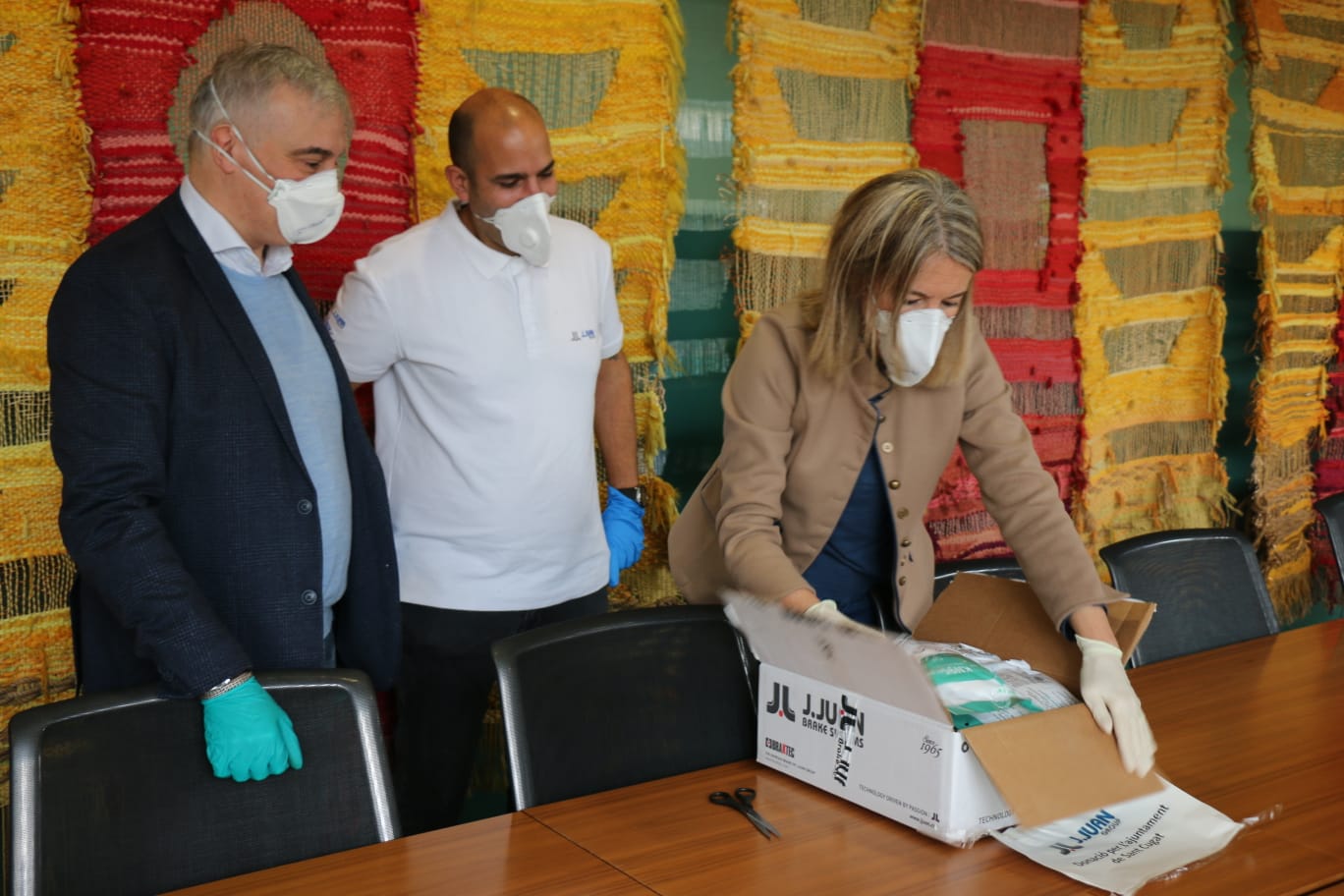 L'alcaldessa rep mascaretes de l'empresa J Juan de Sant Cugat FOTO: Ajuntament de Sant Cugat