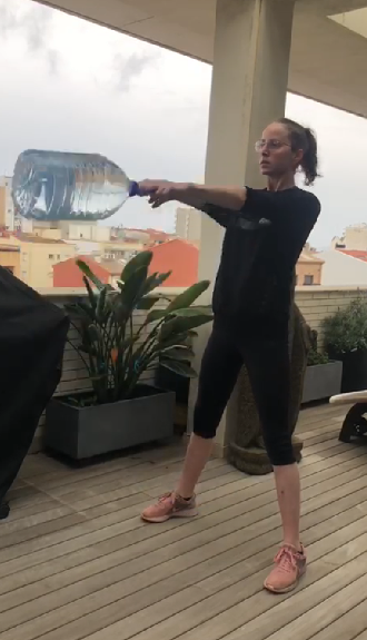 Paula Ramírez, aprofitant una garrafa per fer el seu entrenament diari. FOTO: Cedida