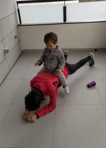 Mesi Marcos fent exercici físic amb el seu fill. FOTO: Cedida