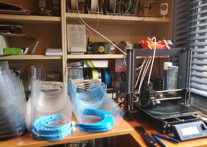 Las pantalles i l'equip per fabricar-les de l'empresari de Valldoreix FOTO: EMD Valldoreix