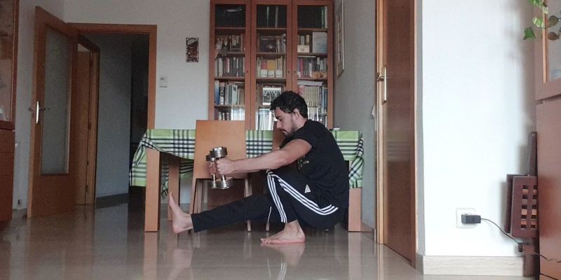 Ramón Adalia, fent exercici físic per mantenir-se en forma. FOTO: Cedida