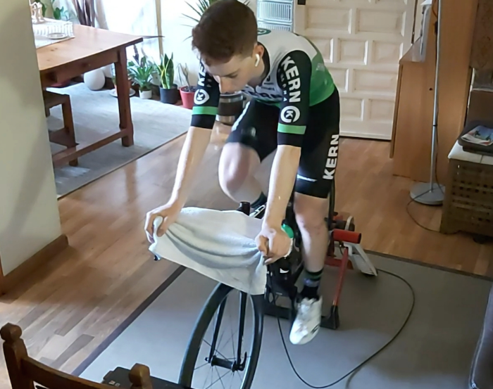 Roger Adrià, fent una sessió amb el corró des de casa. FOTO: Cedida