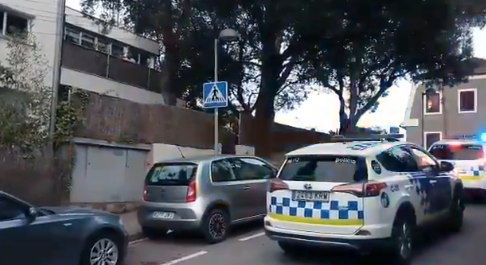 La Policia Local felicitant l'aniversari a un infant de Sant Cugat FOTO: Cedida