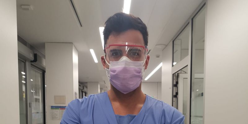 Sergi Botella treballa d'auxiliar d'infermeria durant les nits a la UCI d'Asepeyo Sant Cugat. FOTO: Cedida