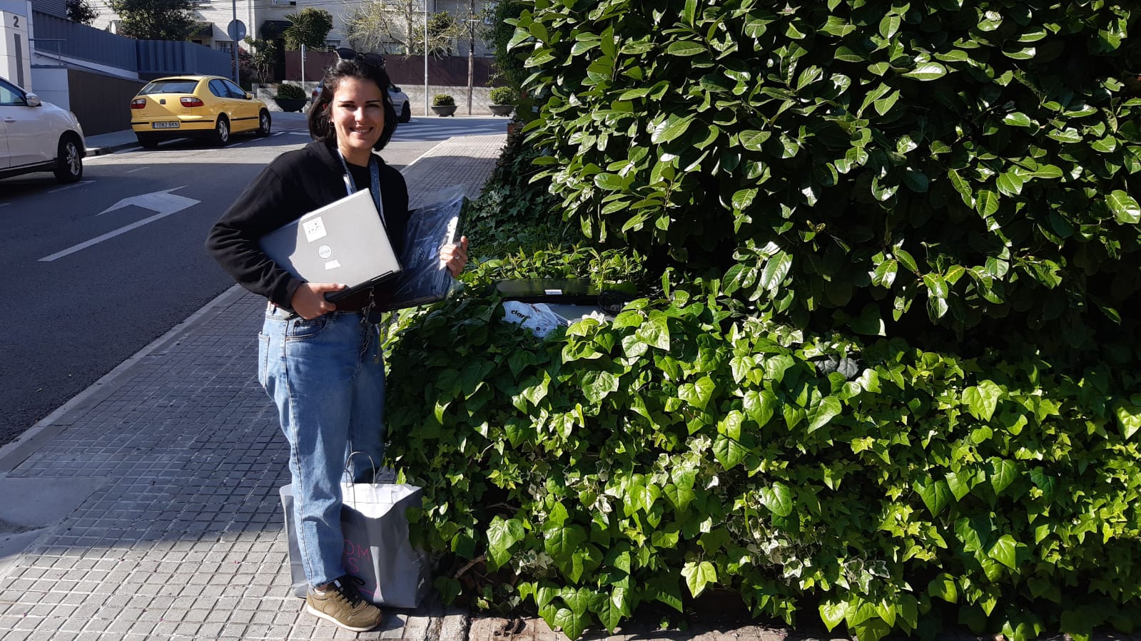 Primers 4 ordinadors entregats a estudiants de PFI (programa formació i inserció) FOTO: Pilar Gorina