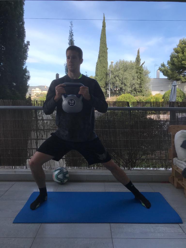 Josep Señé, del RCD Mallorca, fent exercicis de musculatura des de casa. FOTO: Cedida