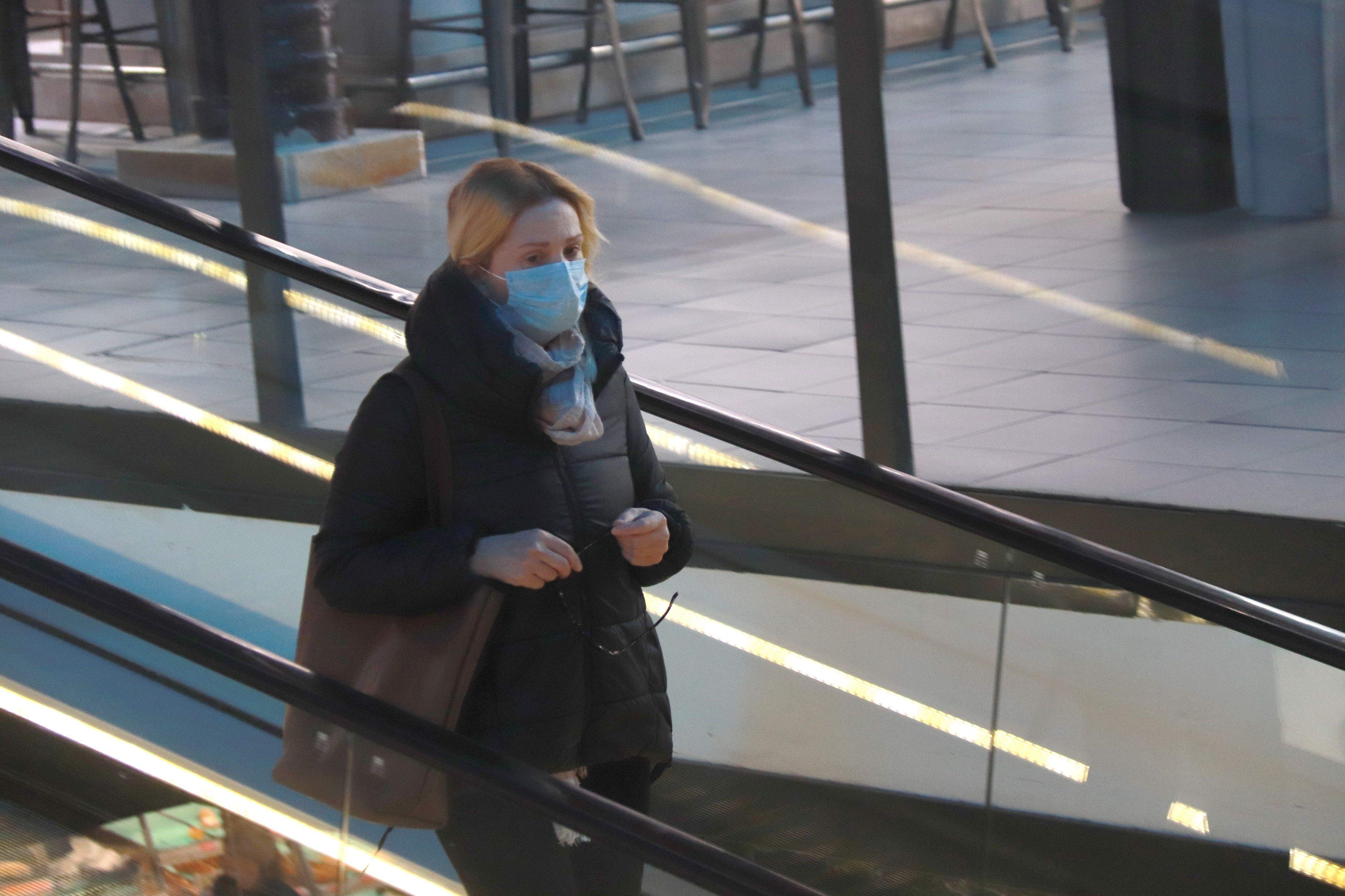 Una dona amb mascareta fent la compra. FOTO: ACN