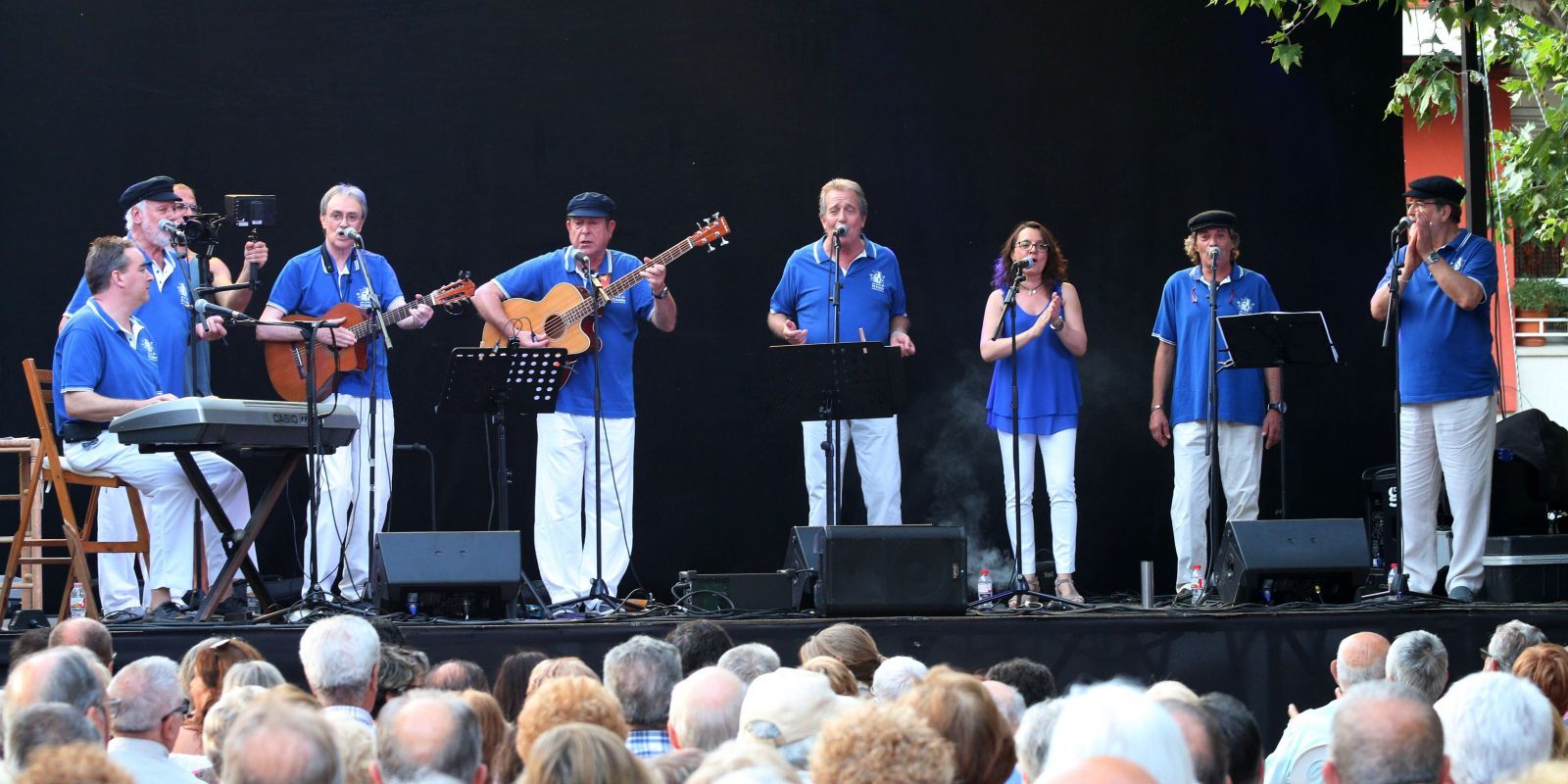 Joan Sitges, el primer per l'esquerra amb la guitarra, amb Els Nois de l'Eixida. FOTO: Cedida