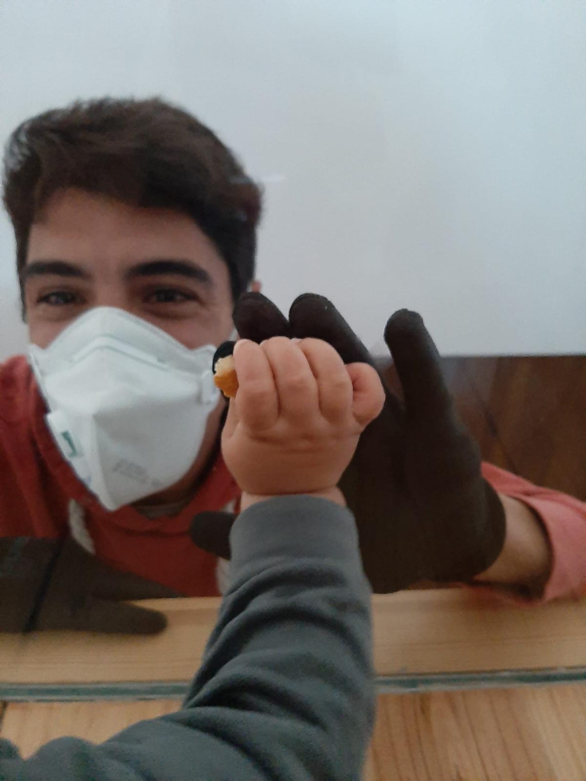 Marbà i el seu fill Jan es comunciaven a través d'un vidre durant l'última setmana de quarentena, ja sense símptomes. FOTO: Cedida