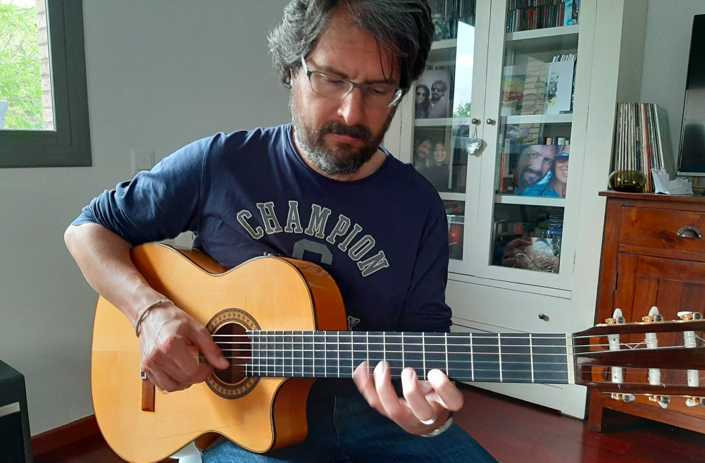 Oriol Saltor des de casa seva interpretant imagine. FOTO: Cedida