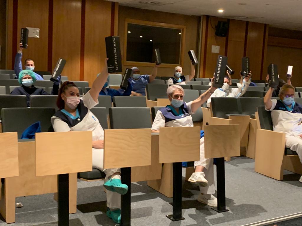 El personal de la neteja de l'Hospital General amb el seu obsequi FOTO: Cedida