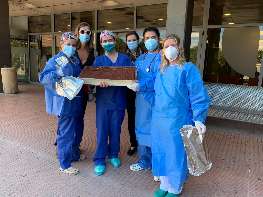 Entrega del tiramisú al personal de l'Hospital General Universitari de Catalunya FOTO: Cedida