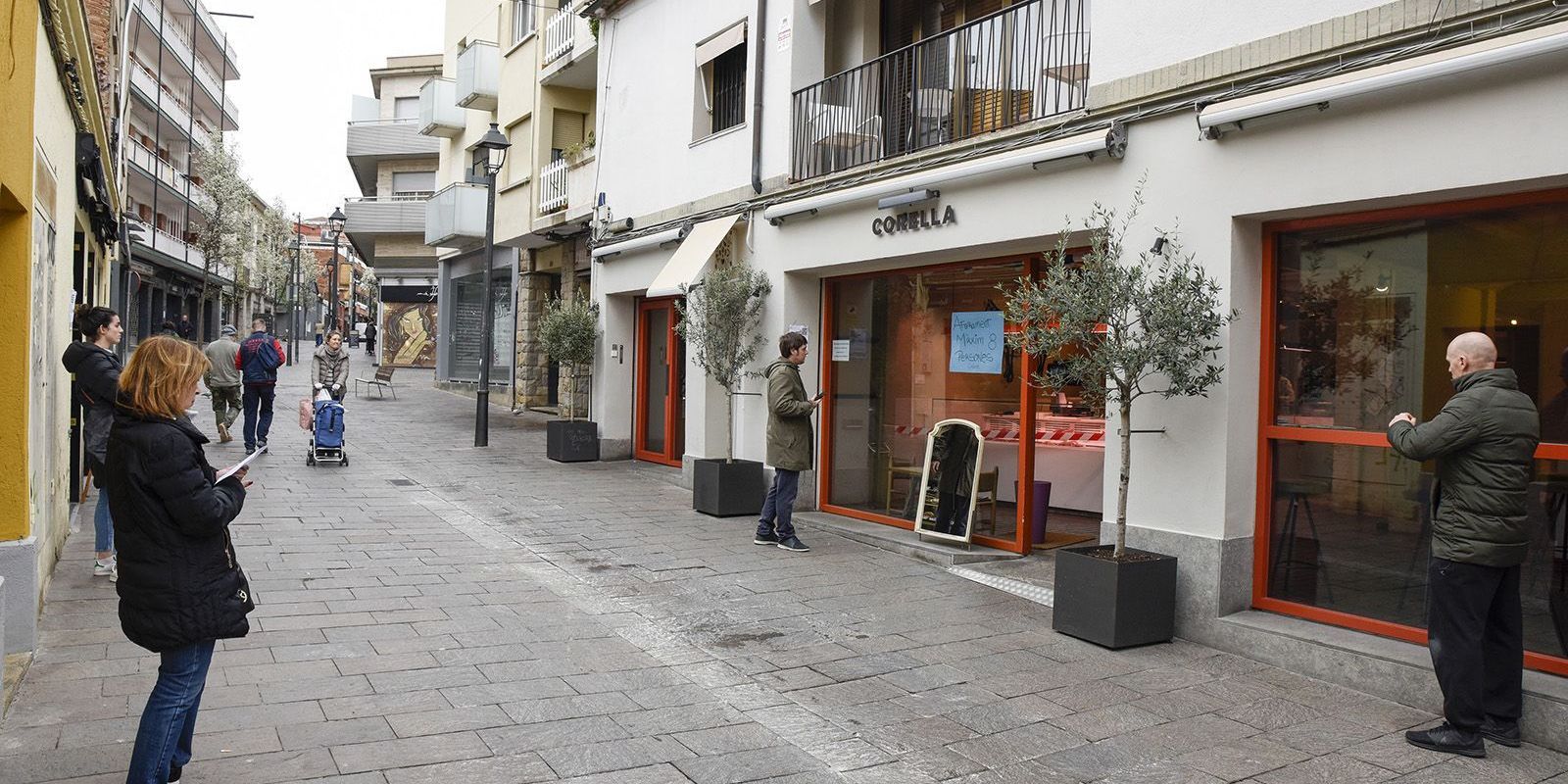 El coronavirus ha obligat a veure cues a l'exterior dels comerços. FOTO: Bernat Millet