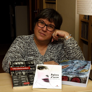 L'autora santcugatenca Anna Casamitjana i Costa amb les seves publicacions. FOTO: Cedida